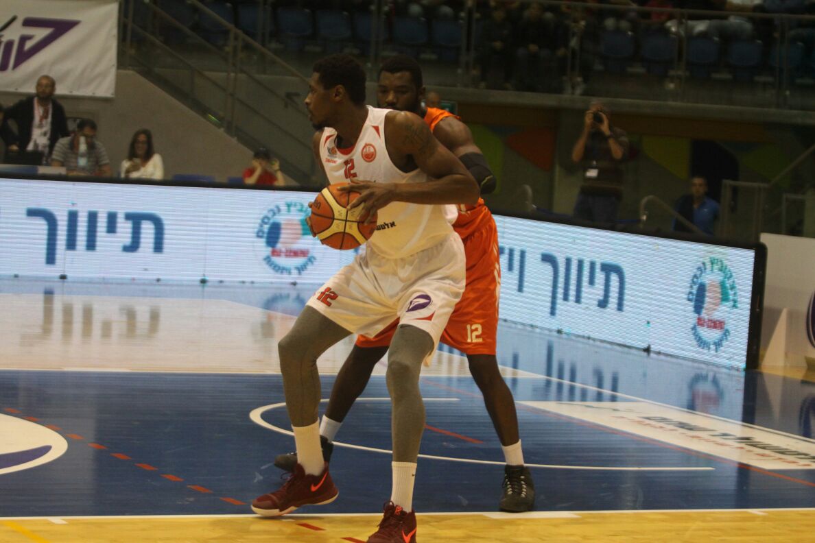 לי רוברטס מנס ציונה נצמד לג'ף אלן. איזה מאבק! (צילום: שי מוגילבסקי)